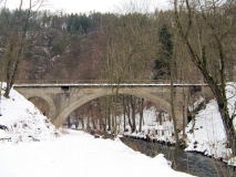 Viadukt_Schwarzbachtalbahn_im_Winter_klein