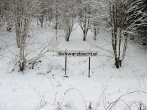 winterliches_Schild_Schwarzbachtal_klein